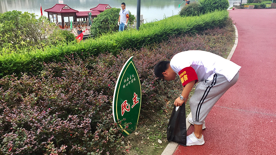 城區河道(dào)環境衛生清理志願服務 (3)