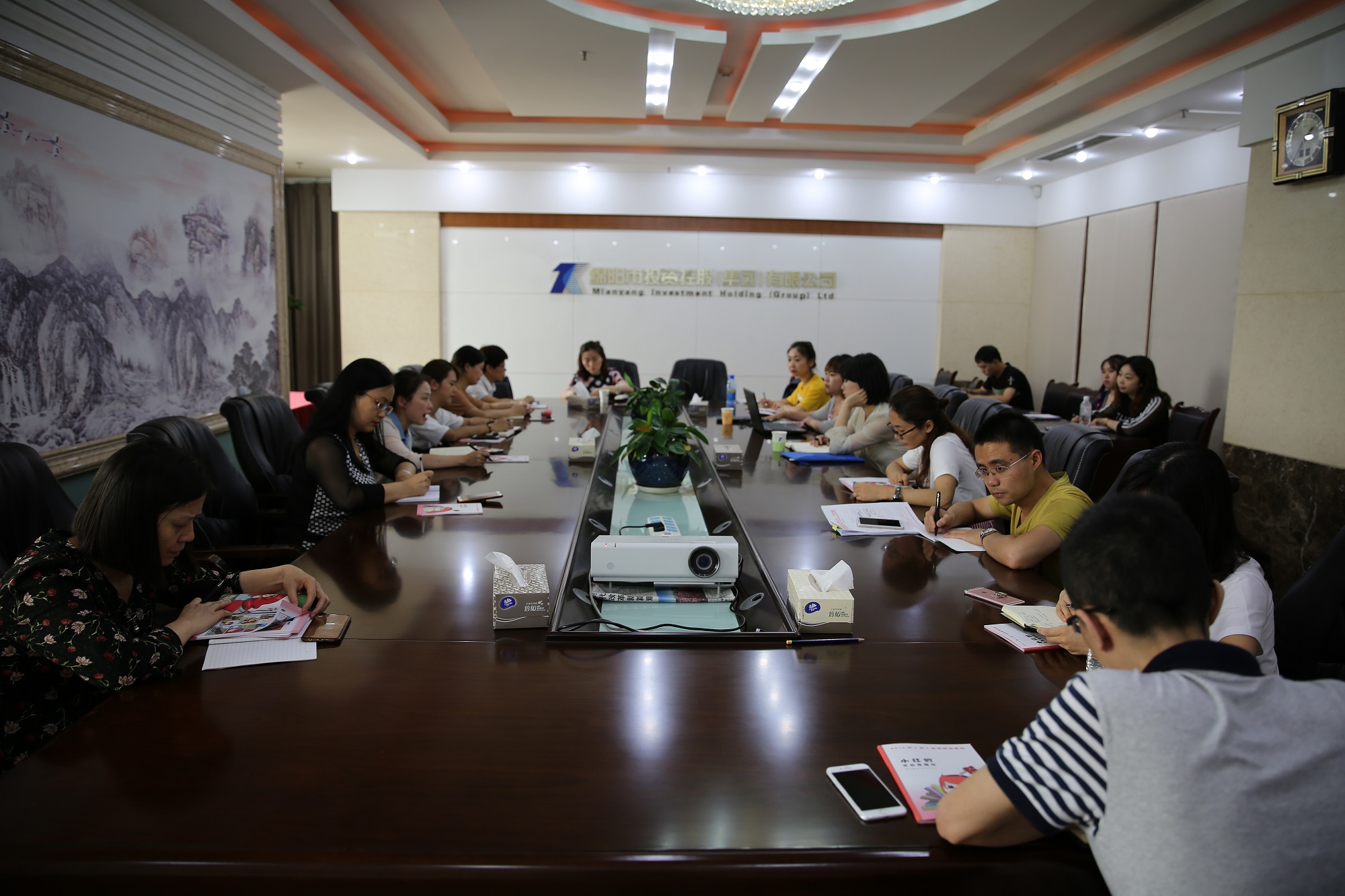 走進檔案 強化培訓 提升管理——綿投集團組織召開“國(guó)際檔案日”宣貫及業務培訓會