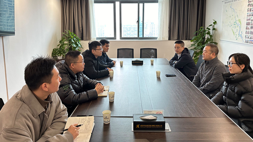 綿投集團黨委副書記王玉梁與中建三局交流培養的(de)人(rén)才進行交流座談